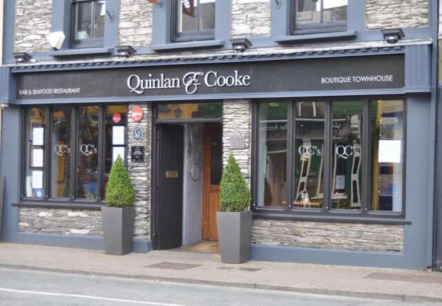 Отель Quinlan & Cooke Boutique Townhouse and QCs Seafood Restaurant Кэрсивин-21